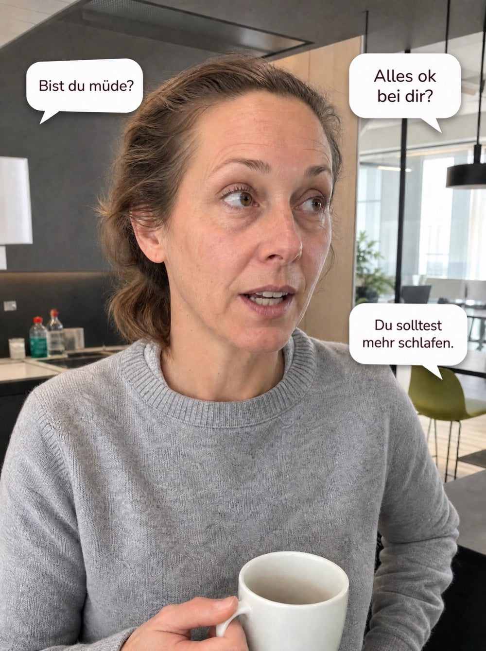 Frau mit Kaffee, von allen Seiten Kommentare: Bist du müde? Alles ok bei dir? Du solltest mehr schlafen.